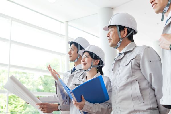 積算業務で歩掛を計算する人の様子